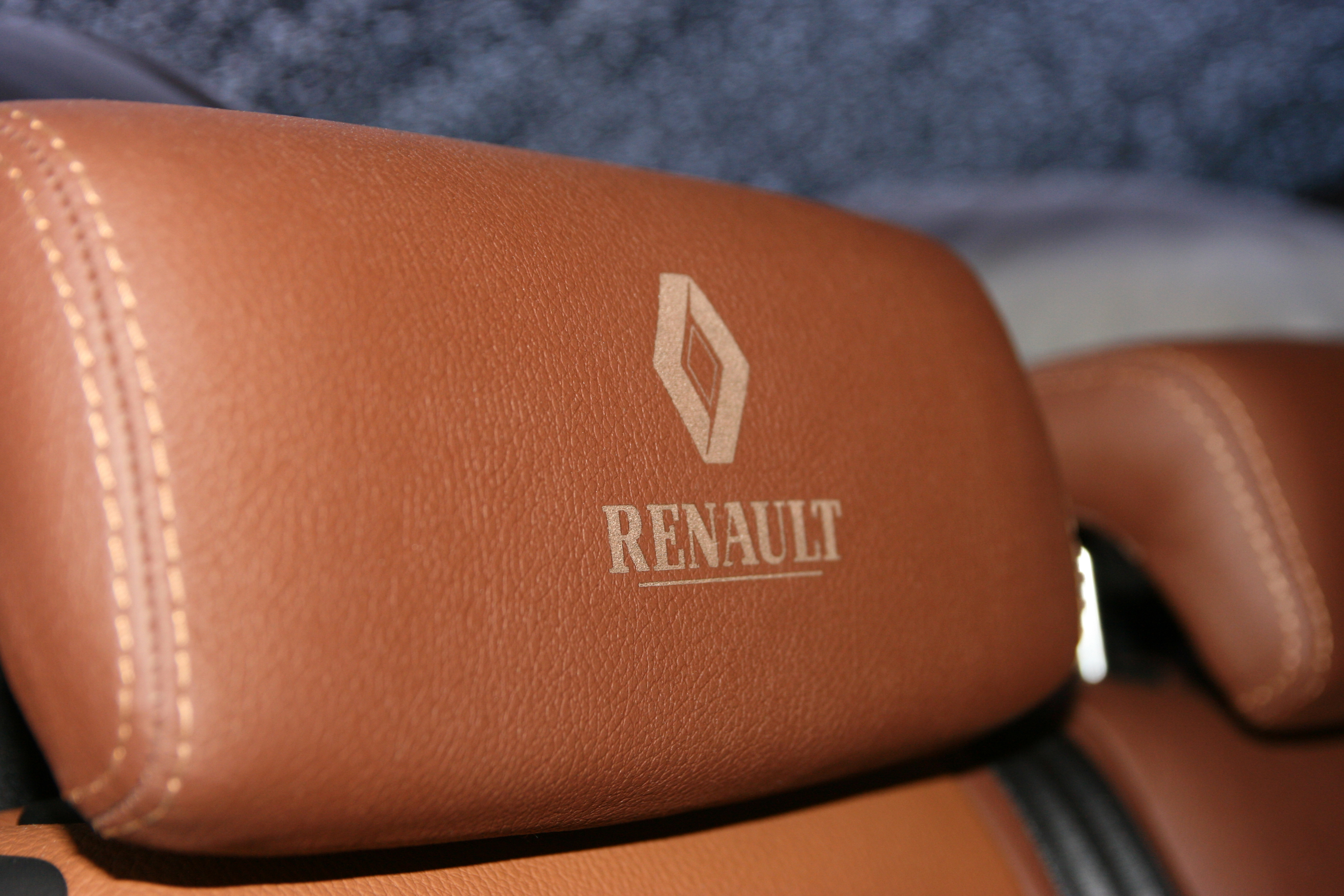peretyajka-salona-Renault-Latitude-7.jpg